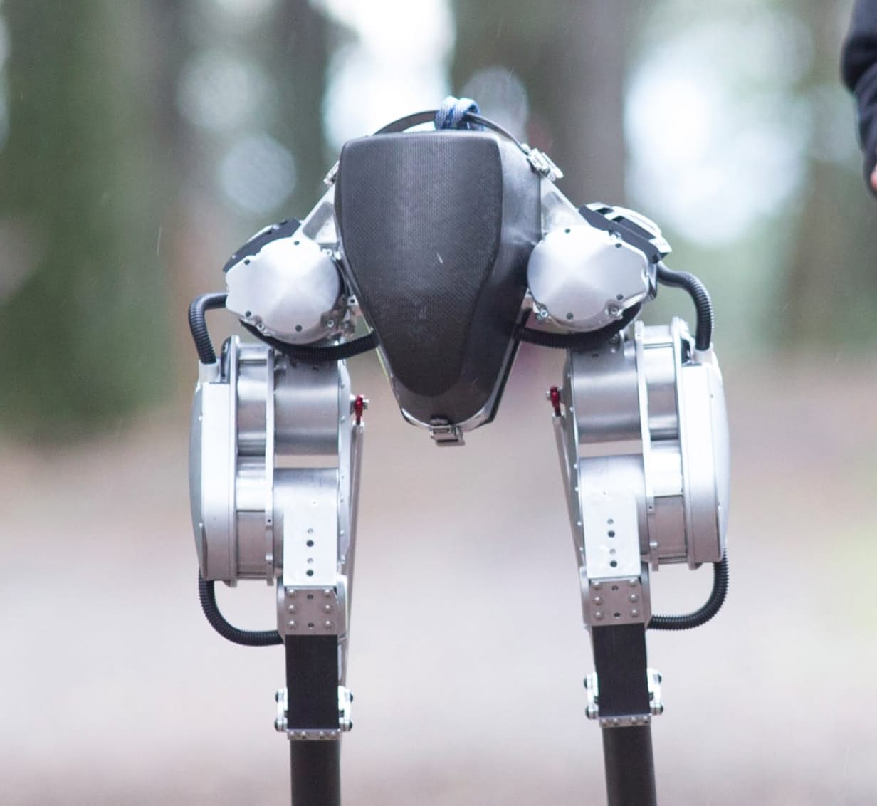 Le robot Cassie apprend à marcher tout seul sur ses deux jambes ! Une  première