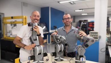 À l'origine, avec Pascal Dalmeida, nous avons conçu et développé ce bras articulé 6 axes, dont la structure est imprimée en 3D, spécifiquement pour nos élèves de l'IMT